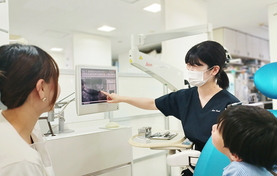 異なる専門分野を持つ 女性歯科医師3人が在籍